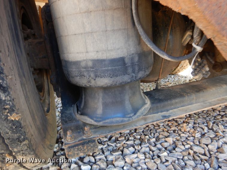 image for item IY9714 1998 Peterbilt 377  flatbed truck