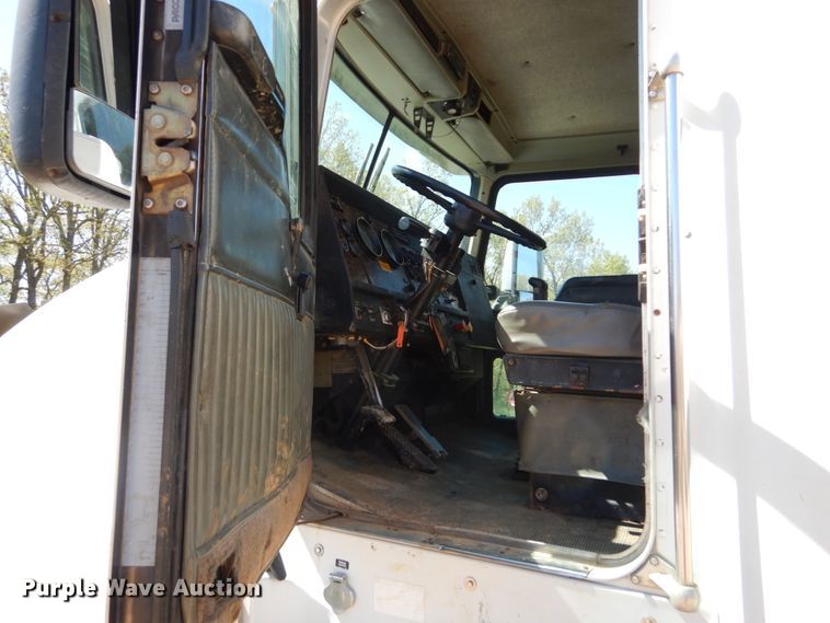 image for item IY9718 1997 Kenworth T600  flatbed truck