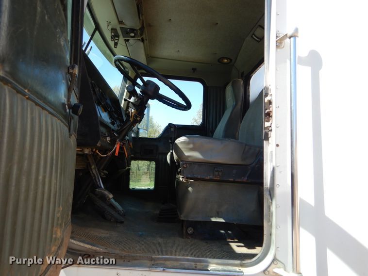 image for item IY9718 1997 Kenworth T600  flatbed truck