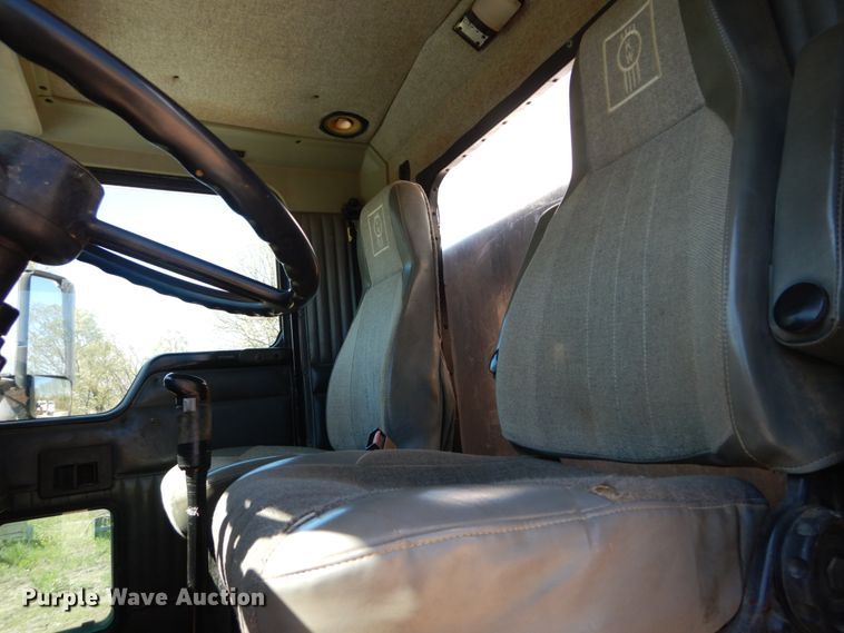 image for item IY9718 1997 Kenworth T600  flatbed truck