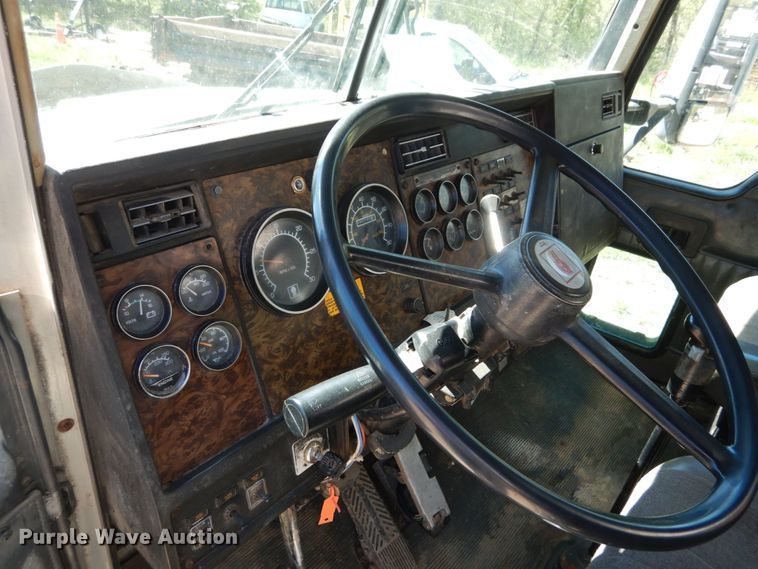 image for item IY9718 1997 Kenworth T600  flatbed truck