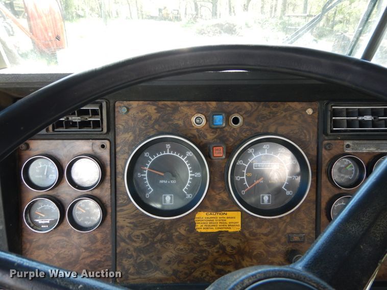 image for item IY9718 1997 Kenworth T600  flatbed truck