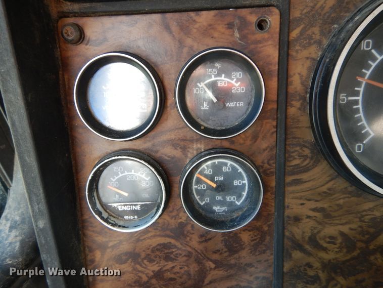 image for item IY9718 1997 Kenworth T600  flatbed truck