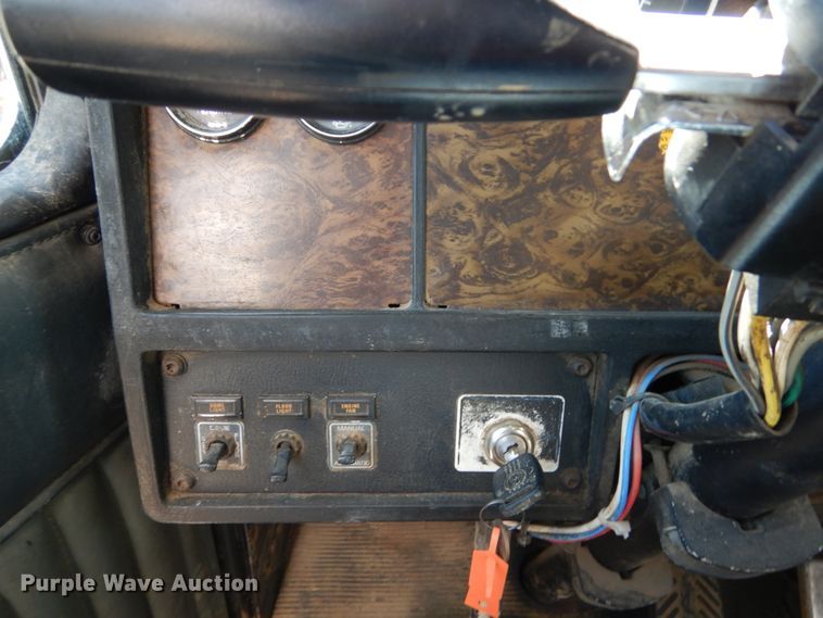 image for item IY9718 1997 Kenworth T600  flatbed truck