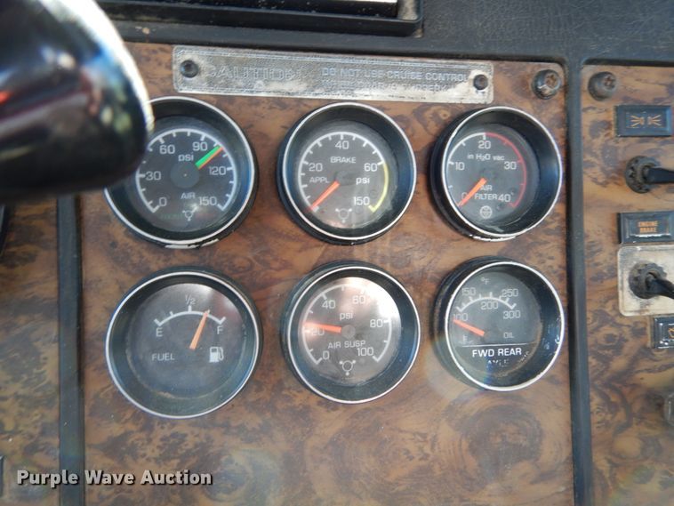 image for item IY9718 1997 Kenworth T600  flatbed truck