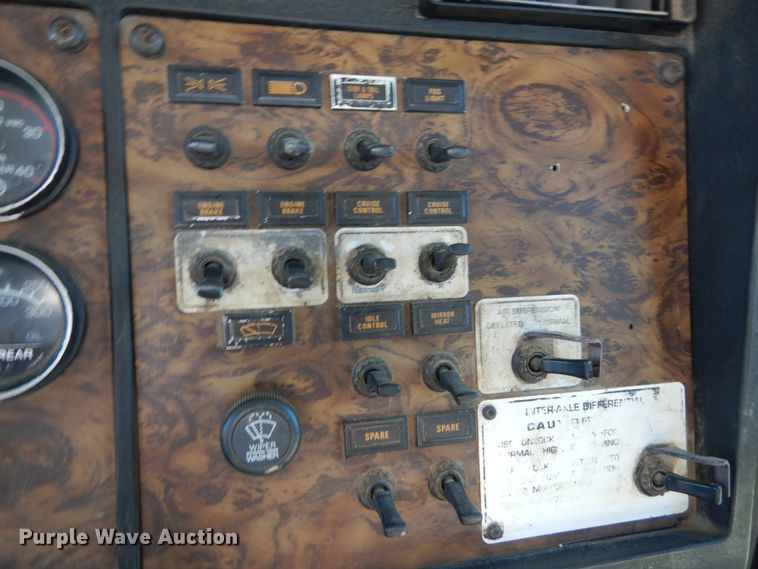 image for item IY9718 1997 Kenworth T600  flatbed truck