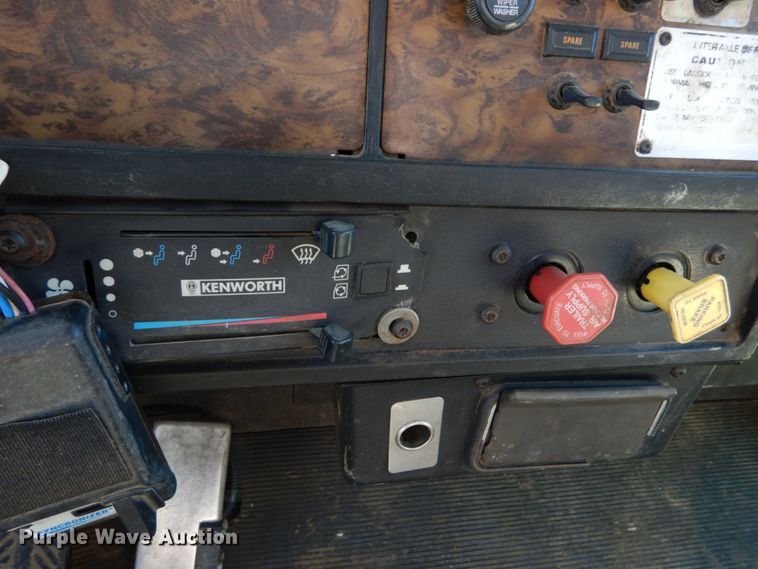 image for item IY9718 1997 Kenworth T600  flatbed truck