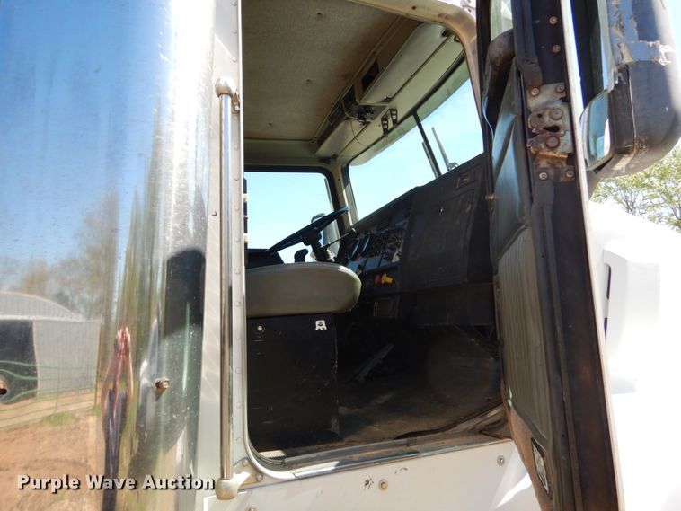 image for item IY9718 1997 Kenworth T600  flatbed truck