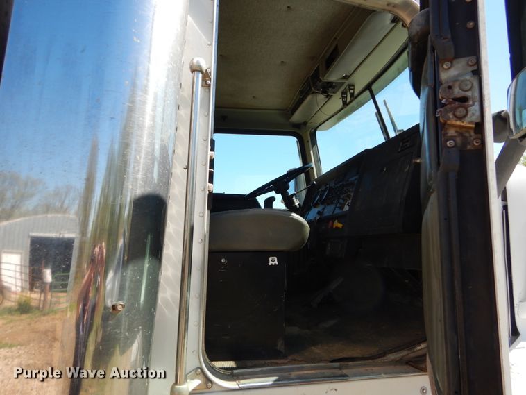 image for item IY9718 1997 Kenworth T600  flatbed truck