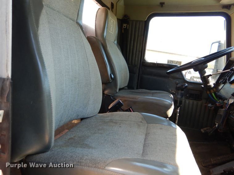 image for item IY9718 1997 Kenworth T600  flatbed truck