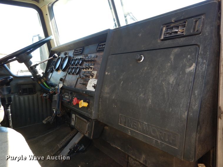 image for item IY9718 1997 Kenworth T600  flatbed truck