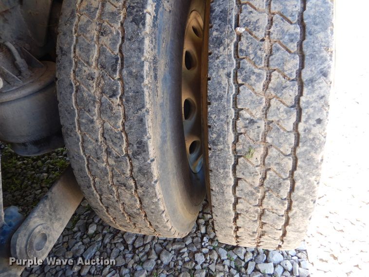 image for item IY9718 1997 Kenworth T600  flatbed truck