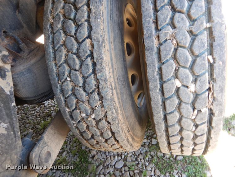 image for item IY9718 1997 Kenworth T600  flatbed truck