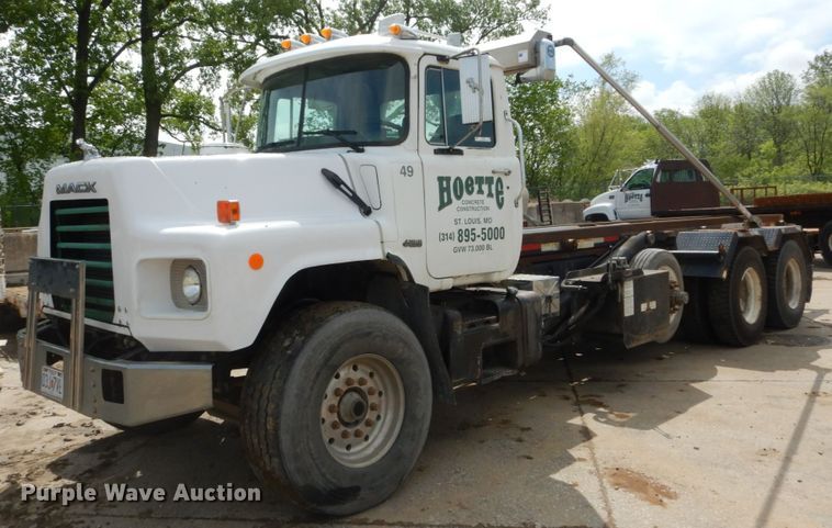 image for item IY9722 2004 Mack DM690S  roll-off container truck