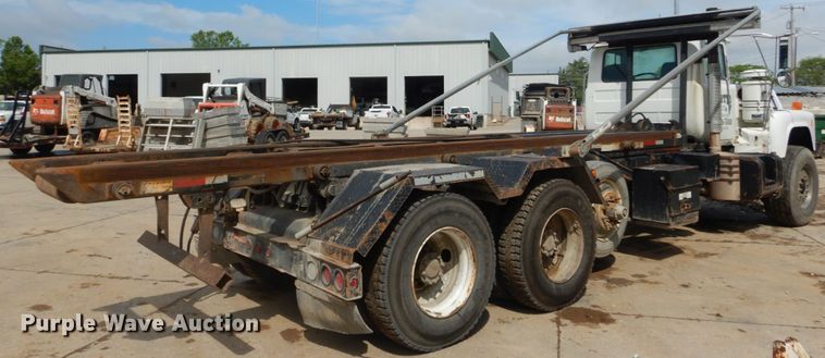 image for item IY9722 2004 Mack DM690S  roll-off container truck