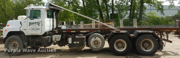 image for item IY9722 2004 Mack DM690S  roll-off container truck