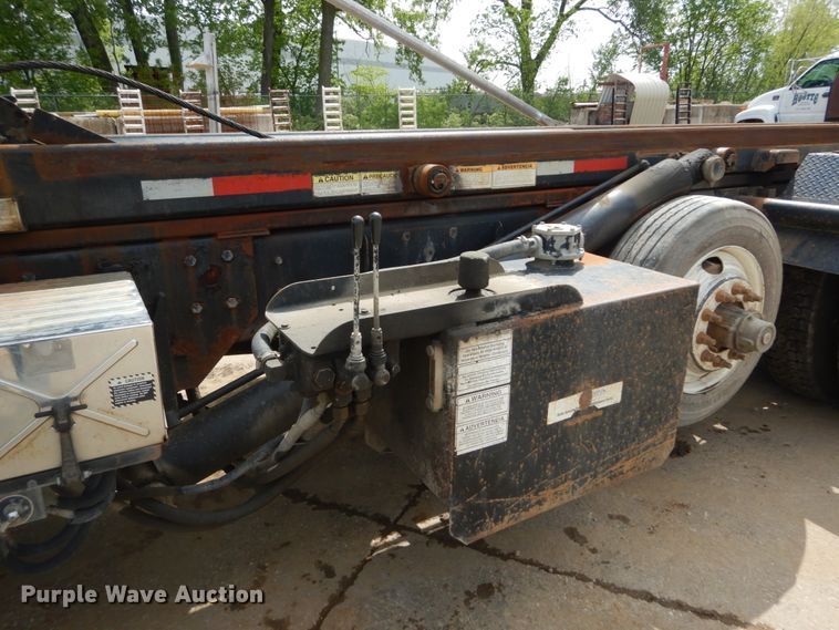 image for item IY9722 2004 Mack DM690S  roll-off container truck