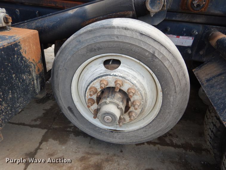 image for item IY9722 2004 Mack DM690S  roll-off container truck