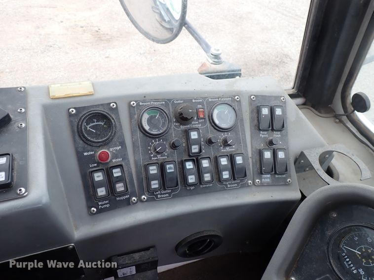 image for item DJ5601 2015 Global M3  street sweeper