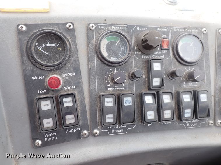 image for item DJ5601 2015 Global M3  street sweeper