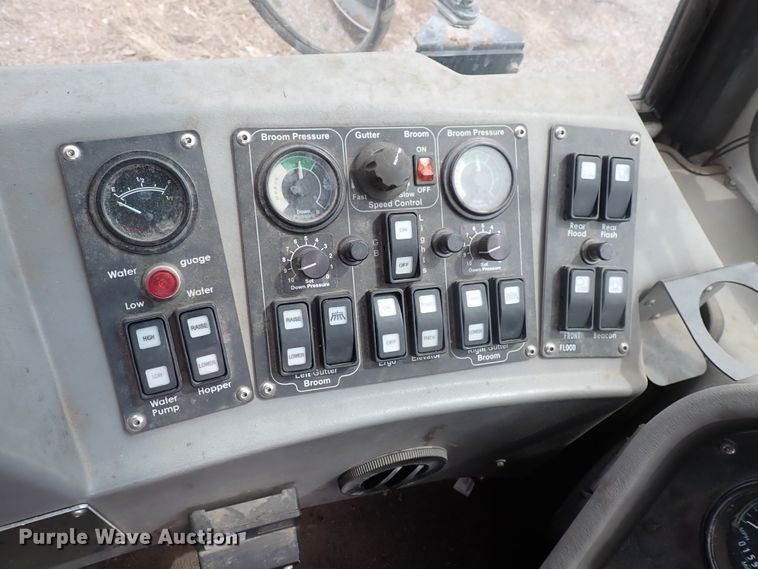 image for item DJ5602 2015 Global M3  street sweeper