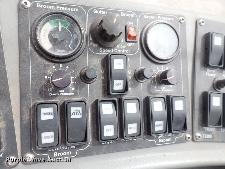 image for item DJ5602 2015 Global M3  street sweeper