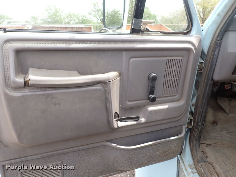 image for item DJ5604 1996 Ford F800  crane truck