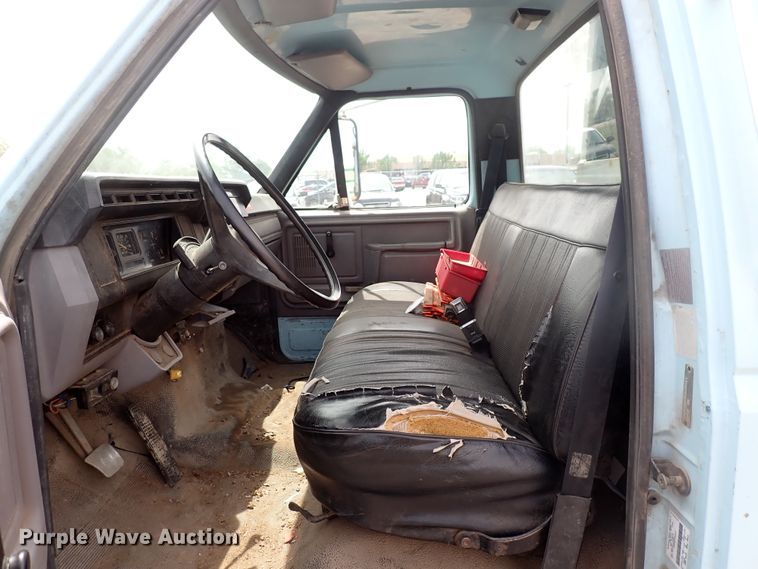 image for item DJ5604 1996 Ford F800  crane truck