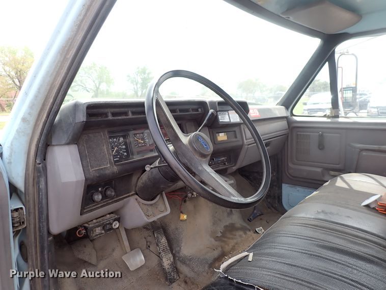 image for item DJ5604 1996 Ford F800  crane truck