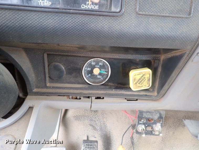 image for item DJ5604 1996 Ford F800  crane truck