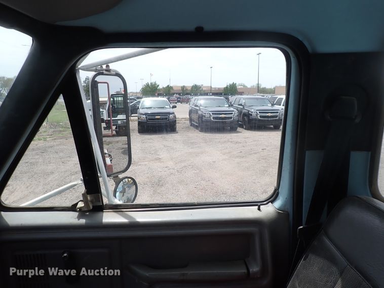 image for item DJ5604 1996 Ford F800  crane truck