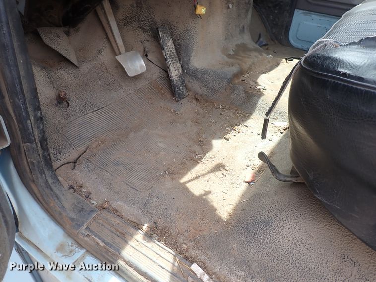 image for item DJ5604 1996 Ford F800  crane truck