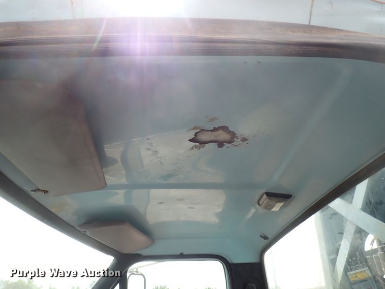 image for item DJ5604 1996 Ford F800  crane truck