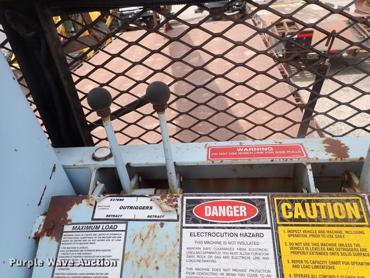 image for item DJ5604 1996 Ford F800  crane truck