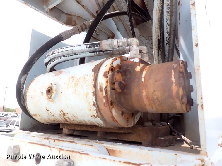 image for item DJ5604 1996 Ford F800  crane truck