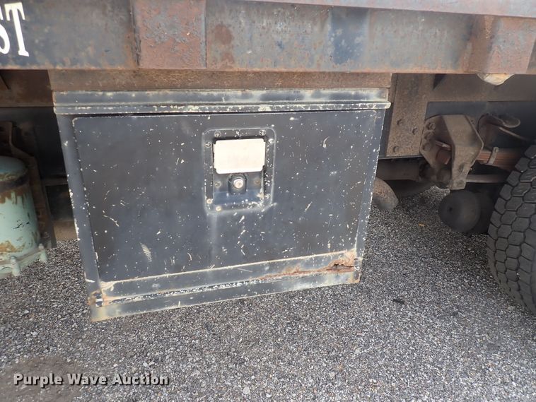 image for item DJ5604 1996 Ford F800  crane truck