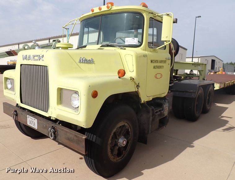 image for item DJ5610 1983 Mack DM492S  semi truck