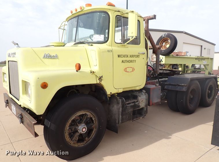 image for item DJ5610 1983 Mack DM492S  semi truck