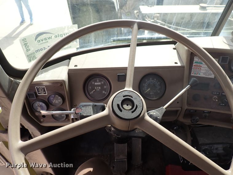 image for item DJ5610 1983 Mack DM492S  semi truck