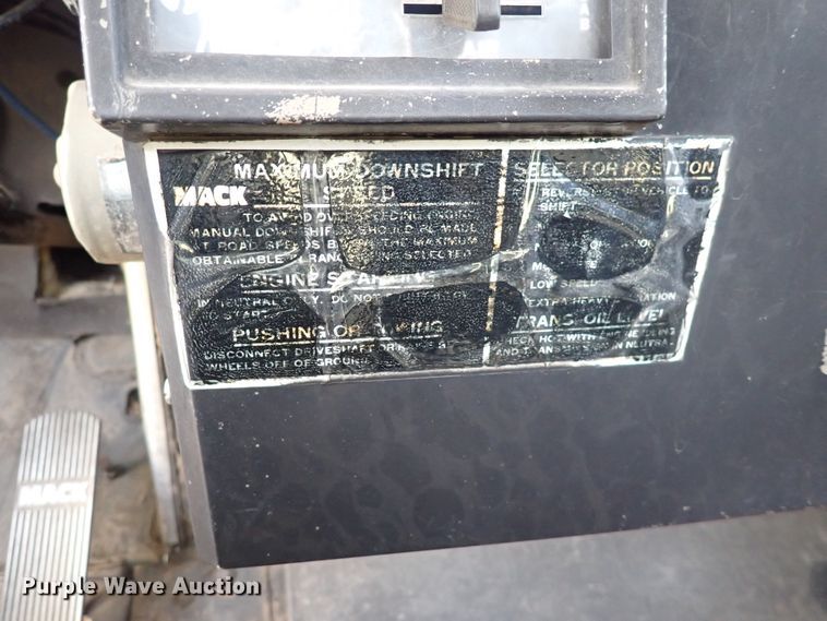 image for item DJ5610 1983 Mack DM492S  semi truck