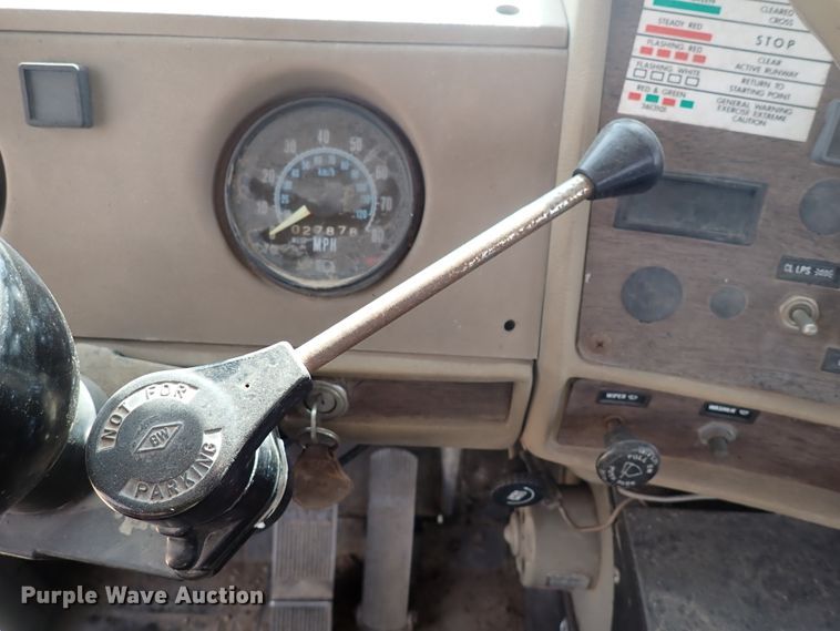 image for item DJ5610 1983 Mack DM492S  semi truck