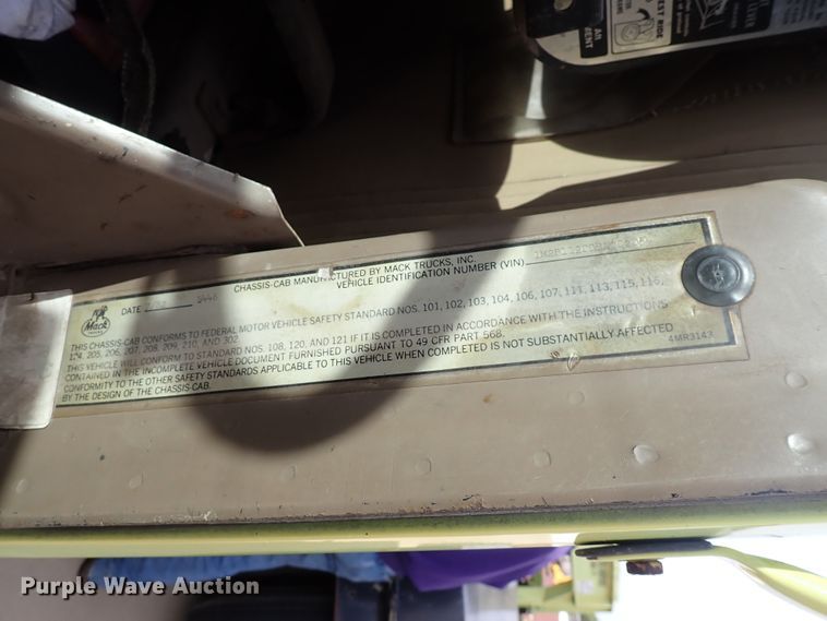 image for item DJ5610 1983 Mack DM492S  semi truck