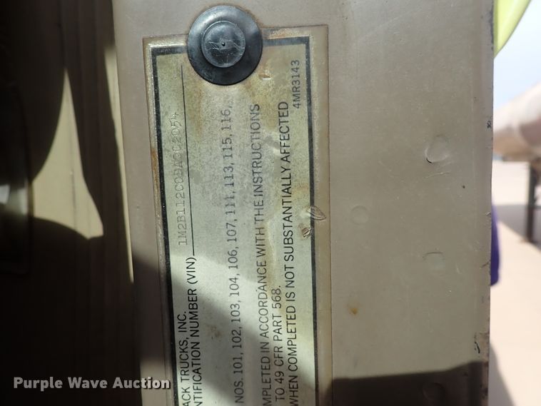 image for item DJ5610 1983 Mack DM492S  semi truck