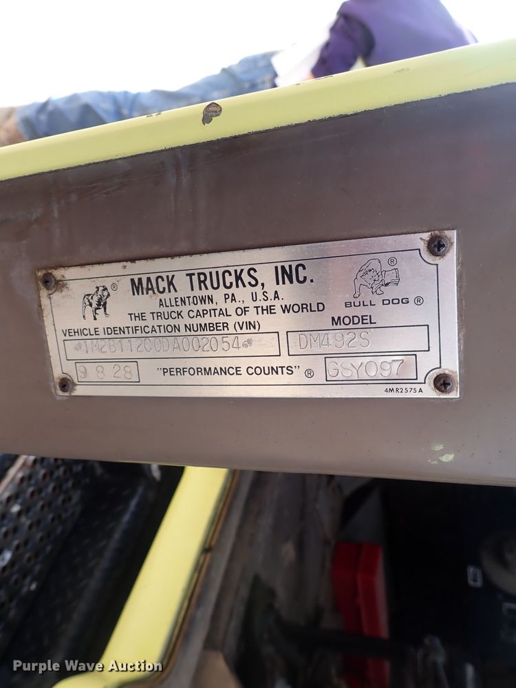 image for item DJ5610 1983 Mack DM492S  semi truck