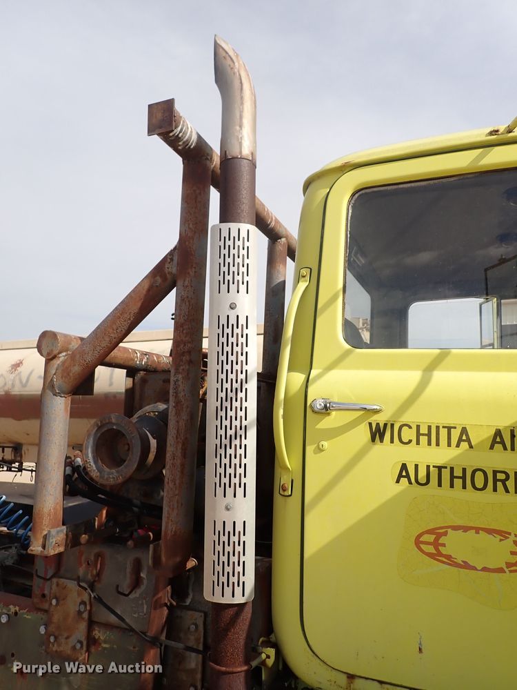 image for item DJ5610 1983 Mack DM492S  semi truck