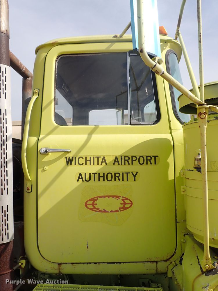 image for item DJ5610 1983 Mack DM492S  semi truck