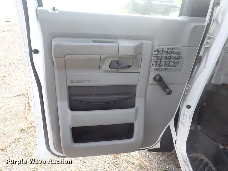 image for item DJ5617 2013 Ford E450 Super Duty  shuttle bus