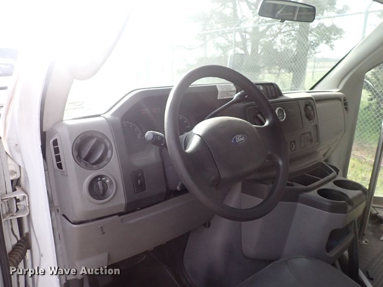 image for item DJ5617 2013 Ford E450 Super Duty  shuttle bus