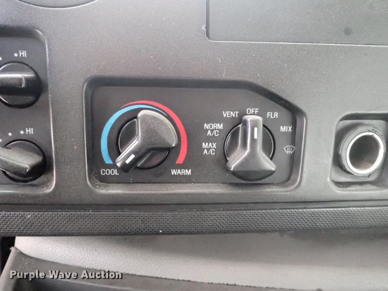 image for item DJ5617 2013 Ford E450 Super Duty  shuttle bus