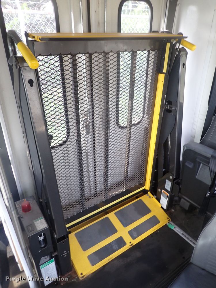 image for item DJ5617 2013 Ford E450 Super Duty  shuttle bus